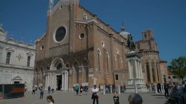 Benátky, Itálie - květen 2017: Skupina turistů na náměstí před Basilica dei Santi Giovanni e Paolo v Benátky, Itálie — Stock video