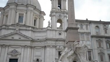 Roma, İtalya, Fontana Dei Quattro Fiumi Çeşmesi, Piazza Navona ile Kilise St Agnes arka planda üzerinde dört Irmak.