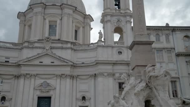 Rom, italien fontana dei quattro fiumi brunnen der vier flüsse auf der piazza navona mit der kirche st agnes im hintergrund. — Stockvideo