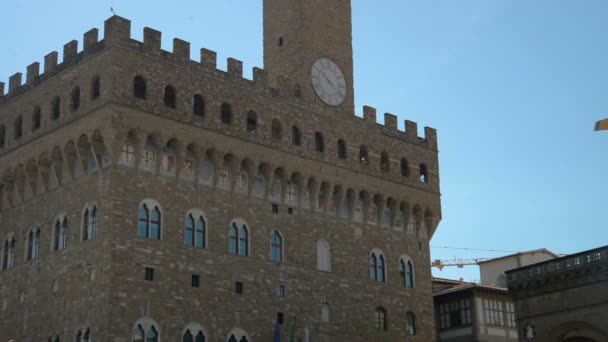 Florens, April 2017: Replika av syriska Palmyras triumfbåge i Piazza della Signoria nära gamla palatset Palazzo Vecchio, April 2017 i Florens, Toscana, Italien — Stockvideo