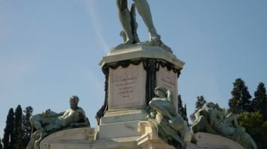 Muhteşem manzaralı panoramik Floransa, İtalya, David heykelinin kopyası ile ünlü Meydanı Piazzale Michelangelo olduğunu.