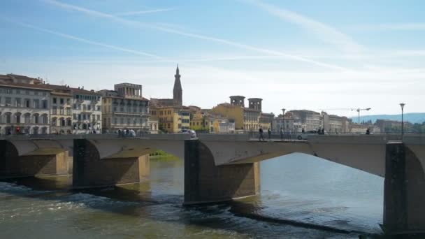 Broar över Florens över floden arno i solnedgången, Italien — Stockvideo