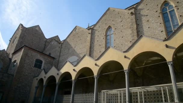 ИТАЛИЯ - CIRCA 2017: самая большая францисканская церковь в мире - Санта-Кроче . — стоковое видео