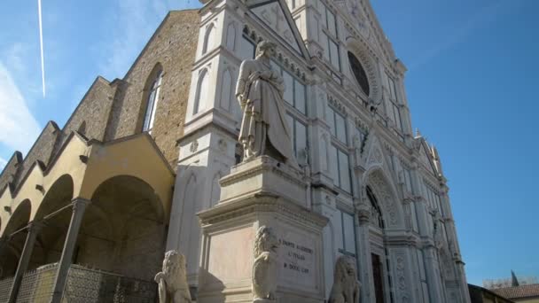 Florence, İtalya - 2017 yaklaşık: Basilica di Santa Croce, dünyanın en büyük Fransisken Kilisesi. — Stok video