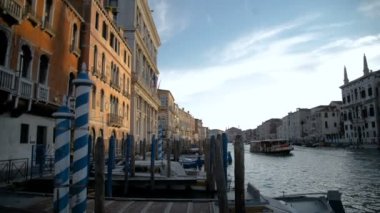 Venedik İtalya 10 Temmuz 2017: Venedik İtalya Grand Canal ulaşım yolları. İtalyan kürek teknesi gondol Venedik Grand Canal suda. Mimari yapılar, Venedik, İtalya İtalya turizm seyahat