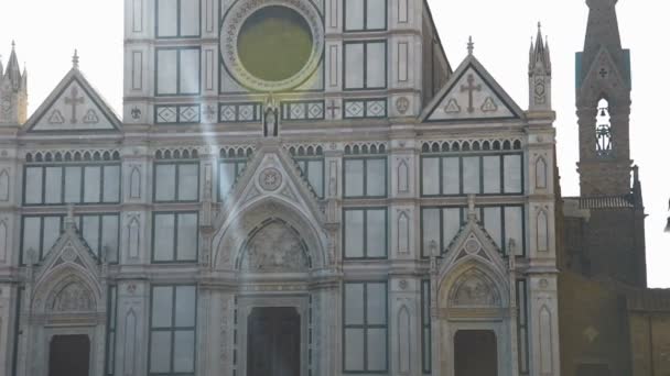 Florence, Italië - Circa 2017: Basilica di Santa Croce, de grootste franciscaner kerk ter wereld. — Stockvideo