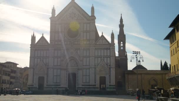 Florence, Italië - Circa 2017: Basilica di Santa Croce, de grootste franciscaner kerk ter wereld. — Stockvideo