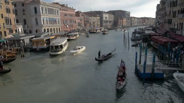 Benátky Itálie 3 května 2017: Benátky canal Grande gondola lodičky. Benátky canal. Benátky canal Grande. Kanál Venezia. Benátský kanál. Gondola kanál. Italská gondola. Projížďka v gondole. Zájezd do Benátek. Loď Gondola — Stock video