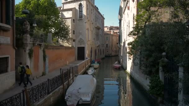 Balade romantique en gondole, ramée par un gondolier dans le canal veineux . — Video