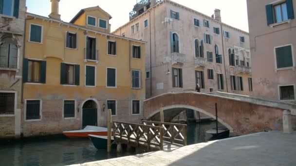 Una joven pareja se pasean por un canal de Venecia en una góndola — Vídeo de stock