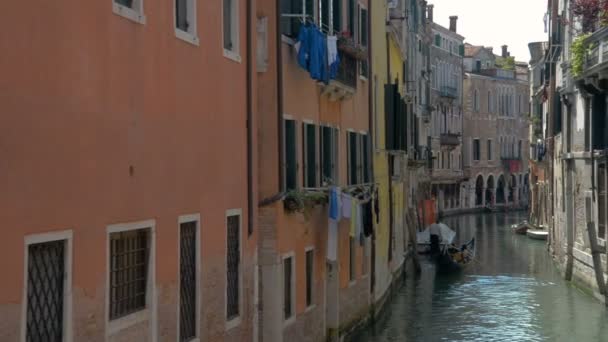Romántico recorrido en góndola, remado por un gondolero en el canal de Venecia . — Vídeos de Stock