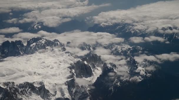 Luchtfoto van de Alpen, wintertijd — Stockvideo