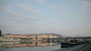 Kuğu, Charles Köprüsü, Prag Praha, Çek Cumhuriyeti. Charles Köprüsü, Prag günbatımı, Vltava Nehri, beyaz kuğu kuş. Prag Charles Köprüsü eski kasaba panorama günbatımı gökyüzü, kuğu, ördek, Çek Cumhuriyeti