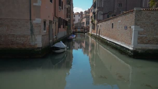 Venedik İtalya Grand Canal ulaşım yolları. İtalyan kürek teknesi gondol Venedik Grand Canal suda. Mimari yapılar, Venedik, İtalya — Stok video