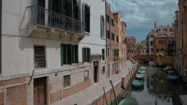 Венеция Италия Большой канал транспортных маршрутов. Итальянская весельная гондола в воде Венецианского Большого канала. Архитектурные здания, Венеция, Италия — стоковое видео
