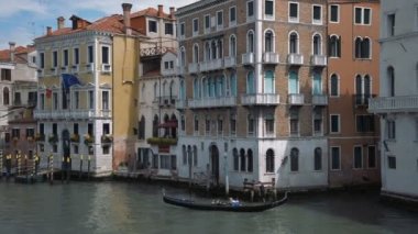 Venedik İtalya Grand Canal ulaşım yolları. İtalyan kürek teknesi gondol Venedik Grand Canal suda. Mimari yapılar, Venedik