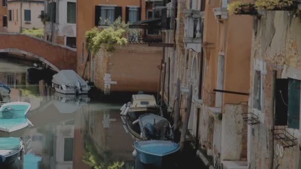 Canal Grande Venetië Italië transportroutes. Italiaanse peddel boot gondel in Venetië Canal Grande water. Het platform gebouwen, Venetië, Italië — Stockvideo