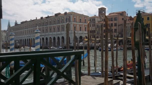 Canal Grande Venetië Italië transportroutes. Italiaanse peddel boot gondel in Venetië Canal Grande water. Het platform gebouwen, Venetië — Stockvideo