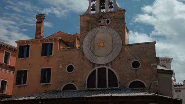 Часы на церкви Сан-Джакомо-ди-Риальто в Венеции — стоковое видео