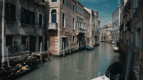 意大利威尼斯大运河运输路线。意大利桨船吊船在威尼斯大运河水。建筑楼群，威尼斯意大利 — 图库视频影像