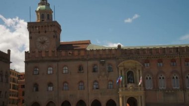 Piazza di Porta Ravegnana Bologna ve iki kule Torri Garisenda ve Torri Asinelli kare