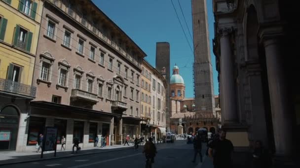 Μπολόνια, Ιταλία - 5 Μάι 2017: Πλατεία Piazza di Porta Ravegnana στην Μπολόνια και δύο Πύργος Torri Garisenda και Τόρρι Ασινέλλι — Αρχείο Βίντεο