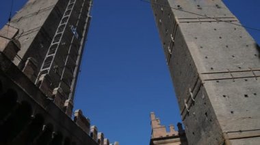 Piazza di Porta Ravegnana Bologna ve iki kule Torri Garisenda ve Torri Asinelli kare