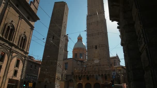 BOLOGNA, ITÁLIA - 5 MAI 2017: Praça Piazza di Porta Ravegnana em Bolonha e duas torres Torri Garisenda e Torri Asinelli — Vídeo de Stock