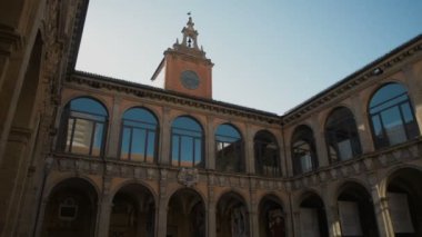 Bologna, İtalya insanlar Santo Stefano kare. dellarchiginnasio