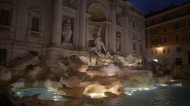 Ünlü Trevi Çeşmesi Fontana di Trevi Roma, Barok ve Rokoko moda Nicola Salvi tarafından tasarlanmış. Geniş çeşme ve detay bir heykel atların shot.