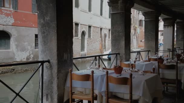 Tabellen geserveerd buiten restaurant wachten voor clients — Stockvideo