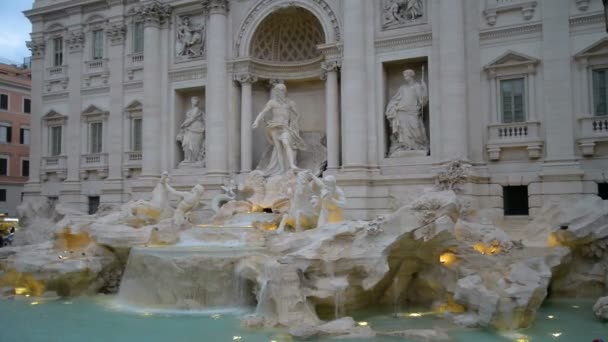 Ünlü Trevi Çeşmesi Fontana di Trevi Roma, Barok ve Rokoko moda Nicola Salvi tarafından tasarlanmış. Geniş çeşme ve detay bir heykel atların shot. — Stok video