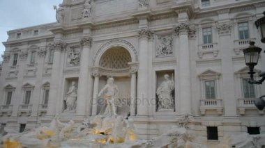 Ünlü Trevi Çeşmesi Fontana di Trevi Roma, Barok ve Rokoko moda Nicola Salvi tarafından tasarlanmış. Geniş çeşme ve detay bir heykel atların shot.