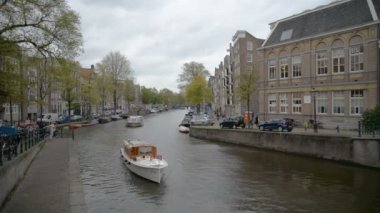 Amsterdam, Hollanda. 15 Ekim 2017. Amsterdam kanalda sonbahar renkleri.