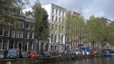 Amsterdam, Hollanda. 15 Ekim 2017. Amsterdam kanalda sonbahar renkleri.