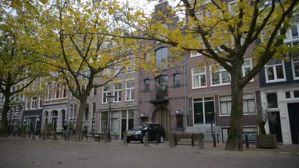 荷兰阿姆斯特丹的自行车交通时间失效。阿姆斯特丹是一个大型的欧洲首都, 有许多历史建筑、纪念碑和博物馆。它的各种运河本身增添了它的美丽. — 图库视频影像