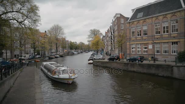 Amsterdam, Nizozemsko. 15. října 2017. Amsterdam canal v podzimních barvách. — Stock video