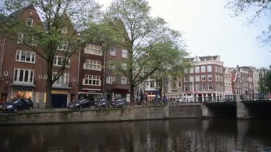 Amsterdam, Hollanda. 15 Ekim 2017. Amsterdam kanalda sonbahar renkleri.
