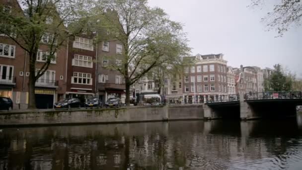 Amszterdam, Hollandia. Október 15-én, 2017. Amszterdam-csatorna-esnek színek. — Stock videók