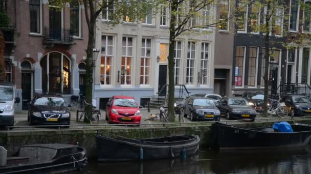 Amsterdam, Nederland. 15 oktober 2017. Amsterdamse gracht in vallen kleuren. — Stockvideo