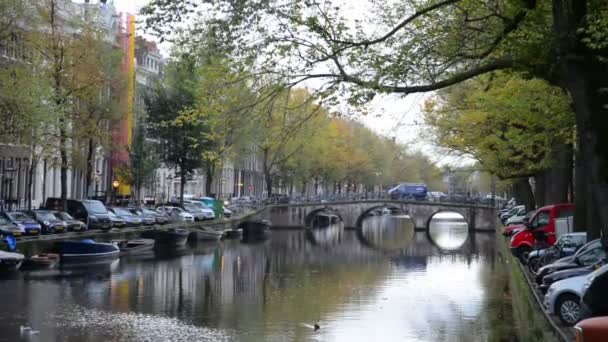 Canal d'Amsterdam aux couleurs automnales . — Video