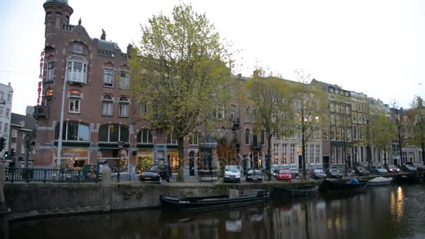 Amsterdam, Nederland. 15 oktober 2017. Amsterdamse gracht in vallen kleuren. — Stockvideo