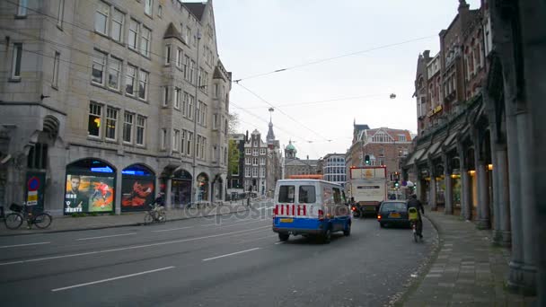 Amesterdão, Países Baixos. 15 de outubro de 2017. Bicicletas Tráfego Amsterdam é uma grande capital europeia com uma série de edifícios históricos, monumentos e museus . — Vídeo de Stock