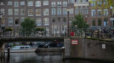 Amsterdam, Hollanda. 15 Ekim 2017. Amsterdam kanalda sonbahar renkleri.