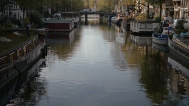 Amsterdam kanalda sonbahar renkleri.