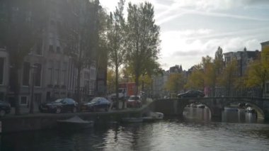 Amsterdam, Hollanda. 15 Ekim 2017. Amsterdam kanalda sonbahar renkleri.