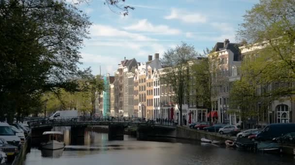 Amsterdamse gracht in vallen kleuren. — Stockvideo