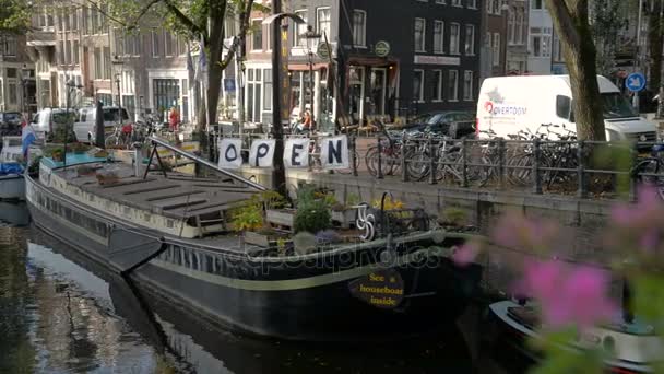 Amszterdam, Hollandia. Október 15-én, 2017. Amszterdam-csatorna-esnek színek. — Stock videók