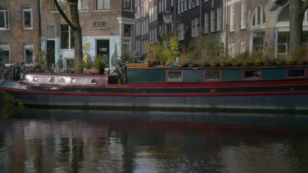 Canal de Amsterdã em cores outono . — Vídeo de Stock