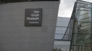 Amsterdam Hollanda Oktober 2017: Ziyaretçi van Gogh Müzesi yürümek-den geçerek.